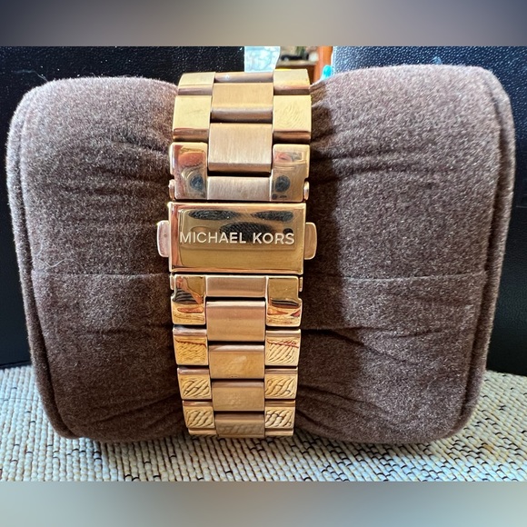 Michael Kors unisex rose gold watch - Picture 3 of 5